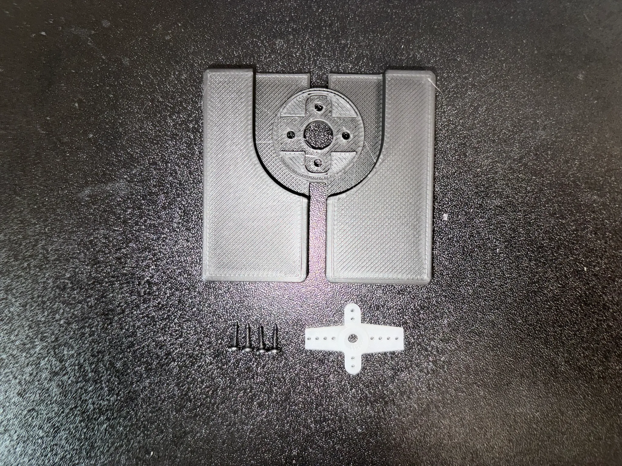 足とM1.7ネジ✕4、両端をカットしたクロスサーボホーン